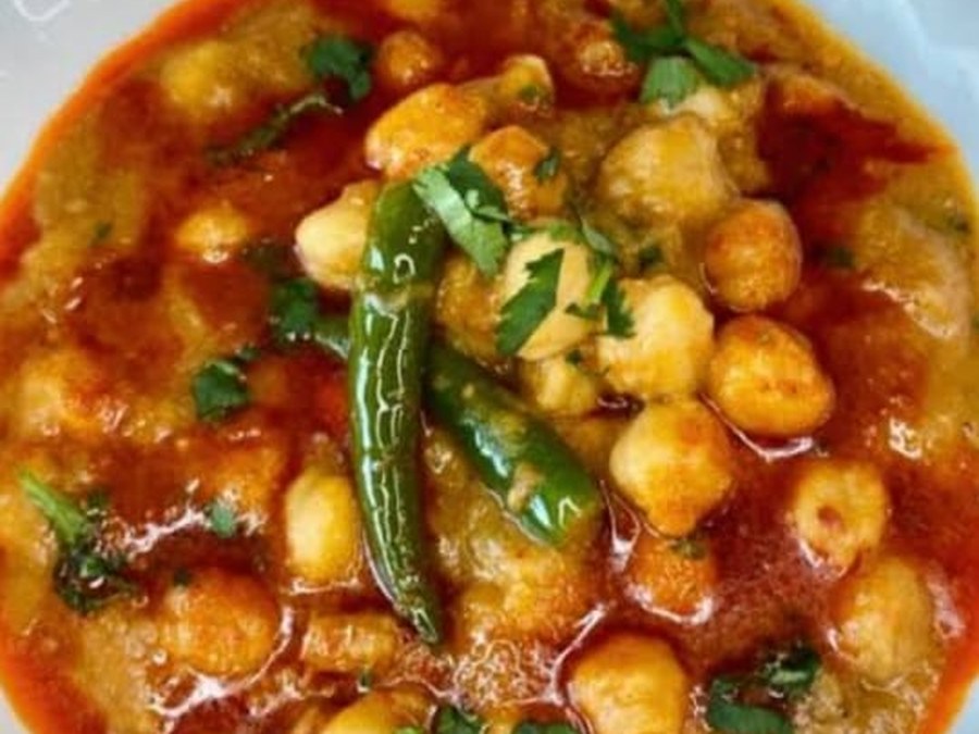 Anda Chana — Spiced chickpea curry with boiled egg. A Lahori morning ritual.